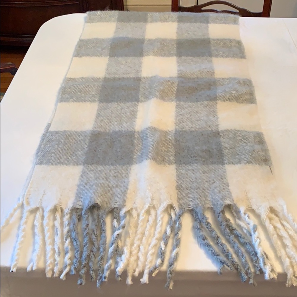 New Gray/White Scarf/Wrap